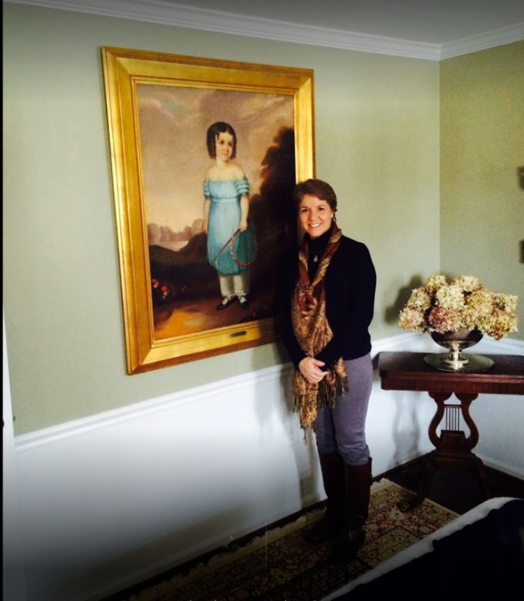 Anabela standing next to a recently completed painting